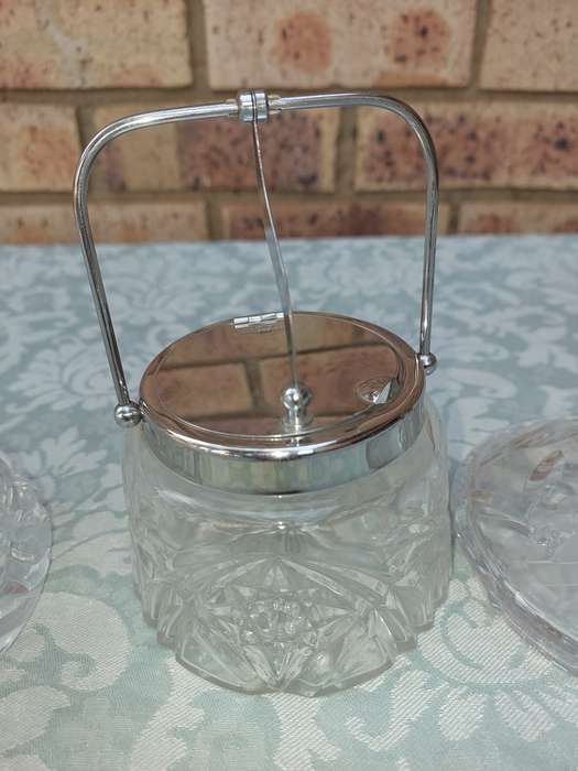 A JOBLOT GLASS UNTENSILS SOLD AS IS
