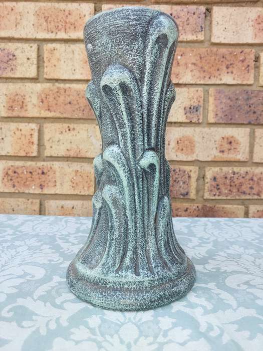 AN ART DECR CERAMIC GREEN VASE SOLD AS IS