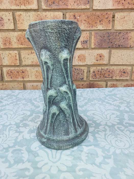 AN ART DECR CERAMIC GREEN VASE SOLD AS IS