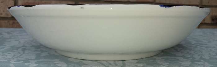 AN ART DECOR PAINTED PORCELAIN SERVING BOWL MADE IN ITALY SOLD AS IS