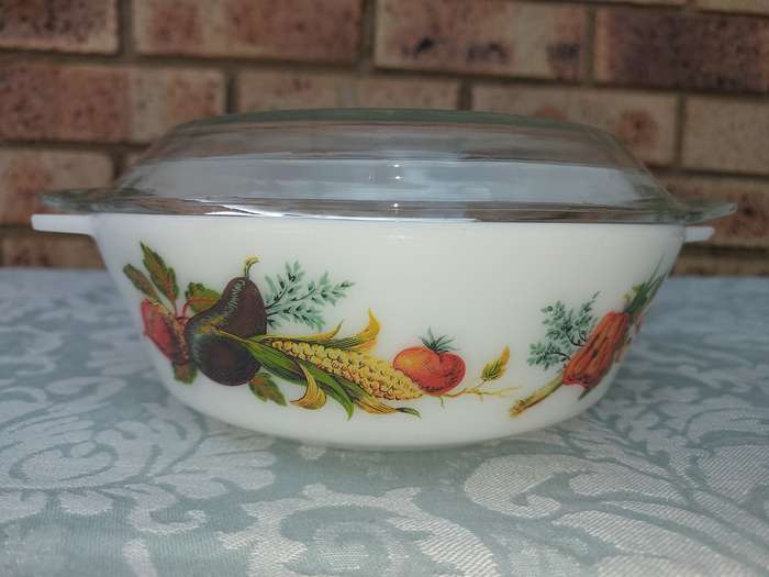 A VINTAGE GLASS CASSEROLE WITH A LID SOLD AS IS