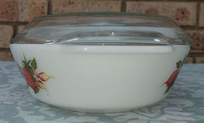A VINTAGE GLASS CASSEROLE WITH A LID SOLD AS IS