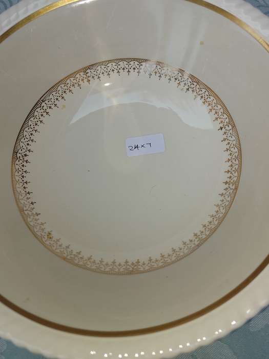 AN OLD ENGLISH JOHNSON BROS WHITE PORCELAIN AND GOLD DESIGN INLAY  AND 3OTHER PORCELAIN AND CERAMIC