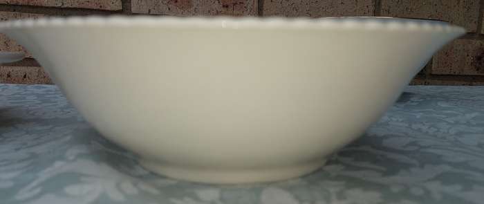 AN OLD ENGLISH JOHNSON BROS WHITE PORCELAIN AND GOLD DESIGN INLAY  AND 3OTHER PORCELAIN AND CERAMIC
