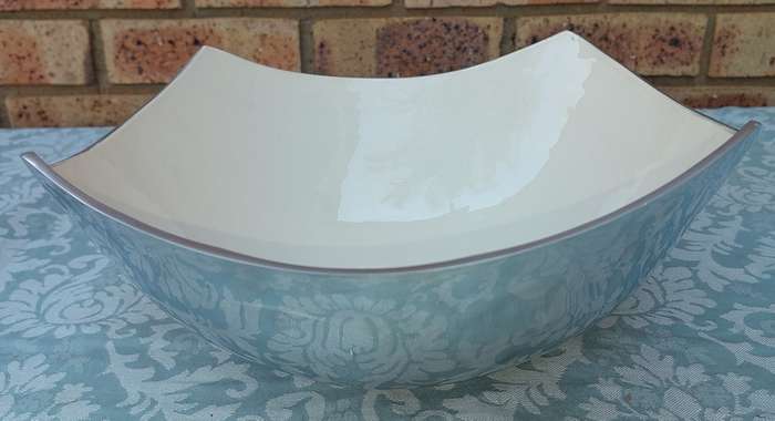 A CAROL BOYES STYLE PUTHAL SERVING BOWL WITH A ACRYLIC INNER BEIGE IN COLOUR SOLD AS IS