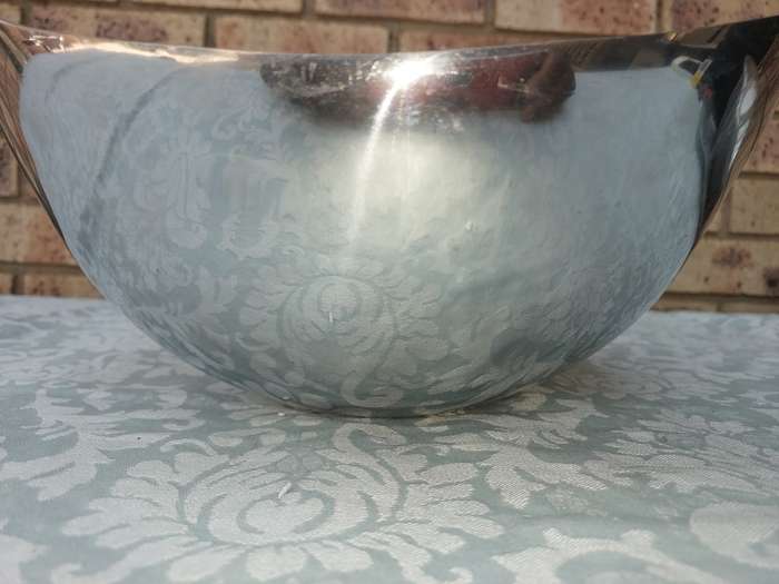 A CAROL BOYES STYLE PUTHAL SERVING BOWL WITH A ACRYLIC INNER BEIGE IN COLOUR SOLD AS IS