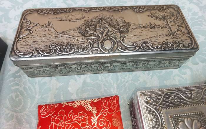 A COLLECTION OF JEWELRY BOXES