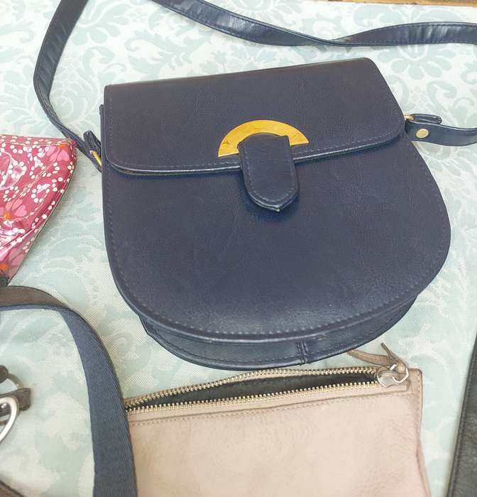 A USED JOBLOT HANDBAGS AND PURSES SOLD AS IS