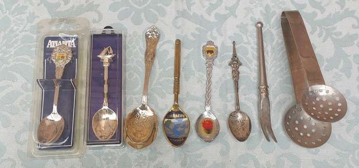 A VINTAGE COLLECTION CUTLERY SOLD AS IS