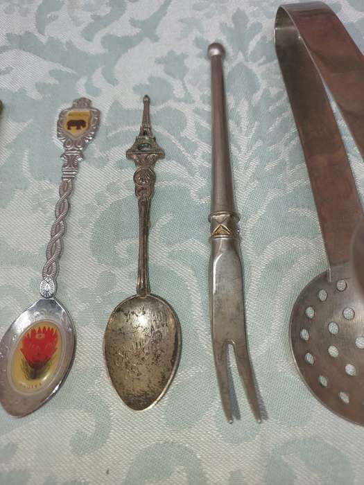 A VINTAGE COLLECTION CUTLERY SOLD AS IS