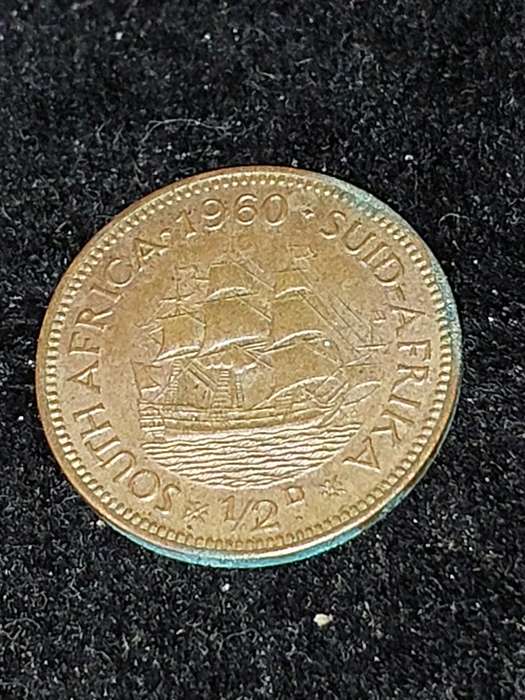 A COLLECTION OF VINTAGE AND ANTIQUE SOUTH AFRICAN COINS SOLD AS IS