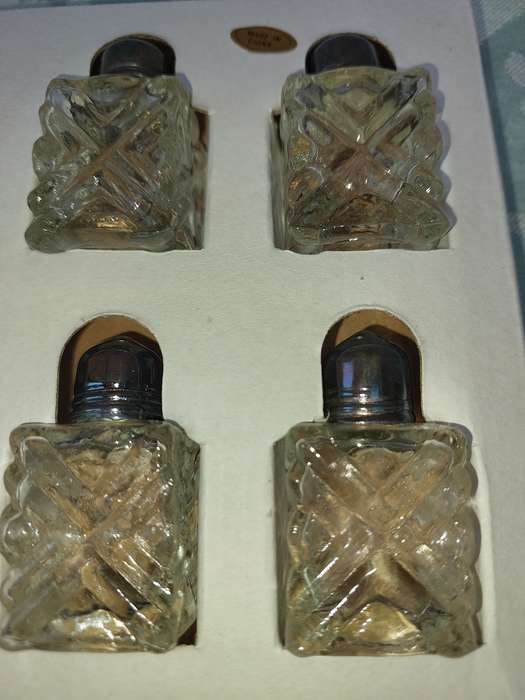 A VINTAGE SET OF FOUR SALT N PEPPER DISPENSOR SOLD AS IS R100