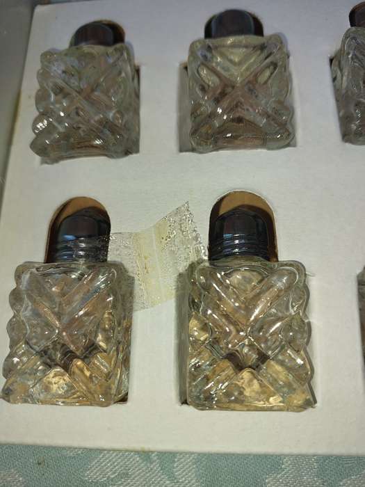 A VINTAGE SET OF FOUR SALT N PEPPER DISPENSOR SOLD AS IS R100