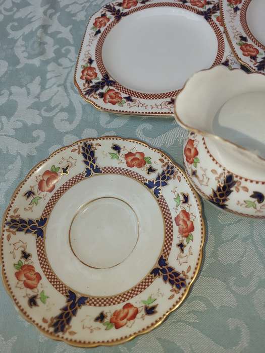 A VINTAGE PLANT TUSCUN SERVING WARE SOLD AS IS R1450