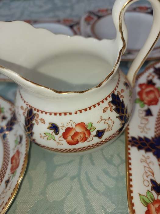 A VINTAGE PLANT TUSCUN SERVING WARE SOLD AS IS R1450