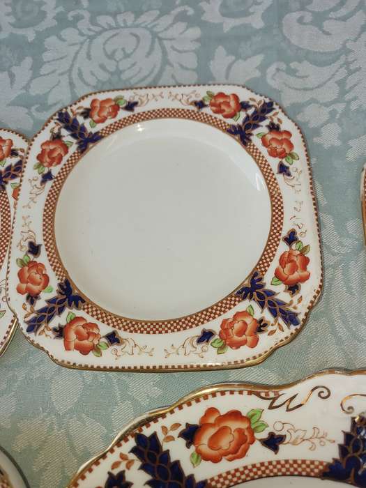 A VINTAGE PLANT TUSCUN SERVING WARE SOLD AS IS R1450