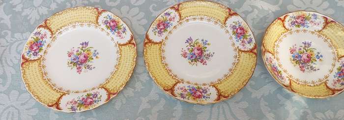 A COLLECTION OF VINTAGE TUSCAN FINE CHINA FINE ENGLISH BONE CHINA ALBANY 19392 SOLD AS IS R300