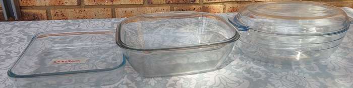 A COLLECTION OF OVEN PROOF CASEROLES SOLD AS IS