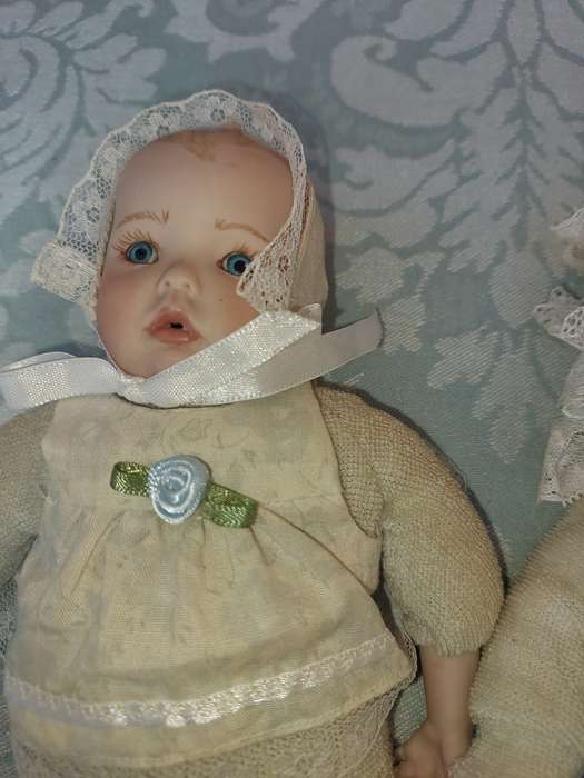 A VINTAGE COLLECTION OF PORCELAIN HEADED DOLLS SOLD AS IS R500