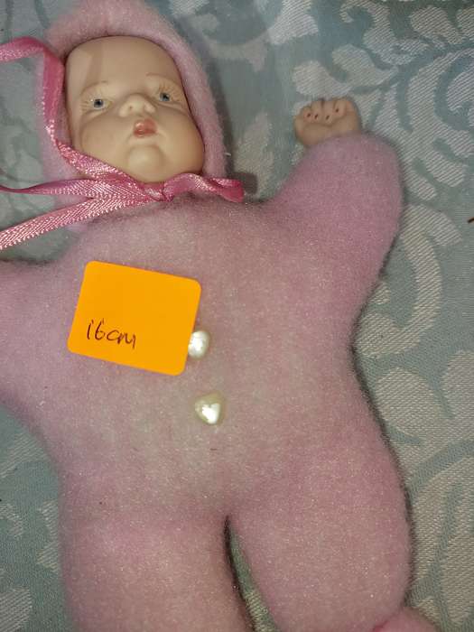 A VINTAGE COLLECTION OF PORCELAIN HEADED DOLLS SOLD AS IS R500