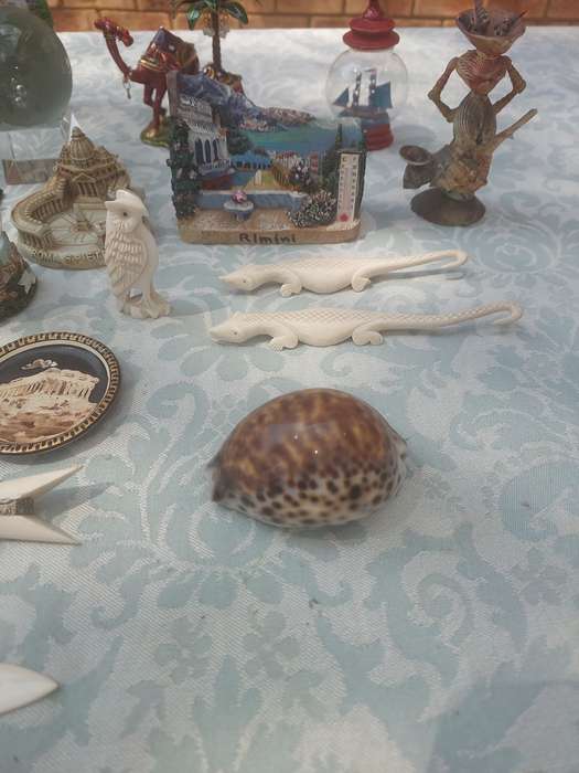 A VINTAGE JOBLOT COLLECTION FIGURINES SOLD AS IS