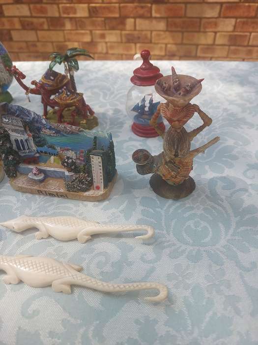 A VINTAGE JOBLOT COLLECTION FIGURINES SOLD AS IS