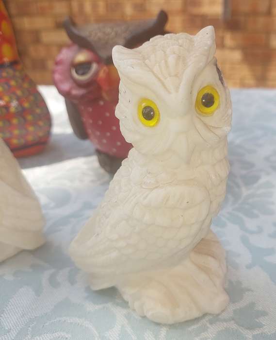 A VINTAGE COLLECTION OF ART DECOR OWL FIGURINES AND SCUPLTYRES SOLD AS IS