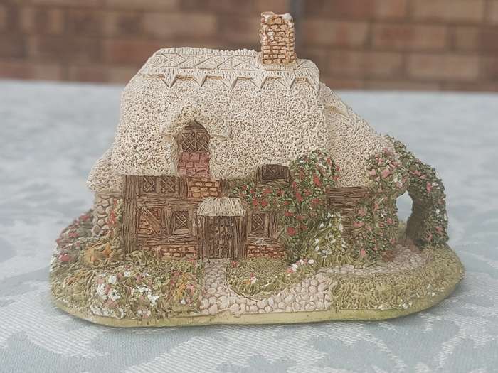 A VINTAGE LILLIPUT LANE CERAMIC FIGURINE HOME