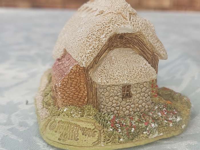 A VINTAGE LILLIPUT LANE CERAMIC FIGURINE HOME