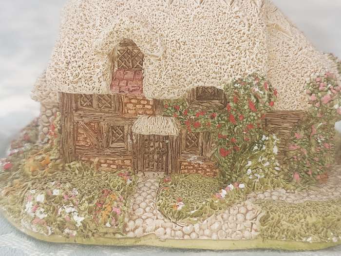 A VINTAGE LILLIPUT LANE CERAMIC FIGURINE HOME