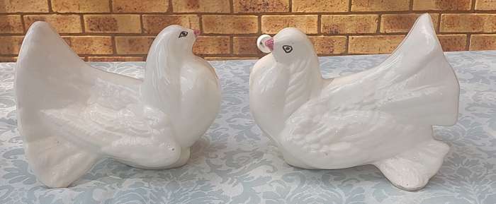 A PAIR OF CERAMIC WHITE FAN TAIL PIGEONS