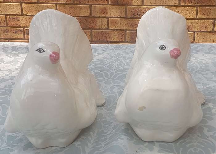 A PAIR OF CERAMIC WHITE FAN TAIL PIGEONS