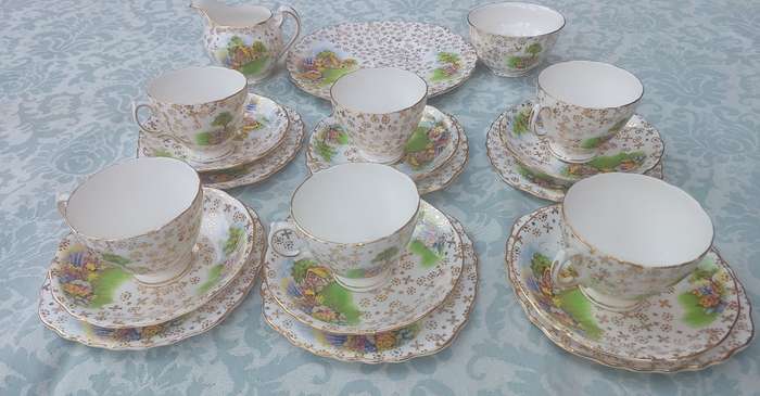 A VINTAGE BONE CHINA AI COLCLOUGH MADE IN ENLAND