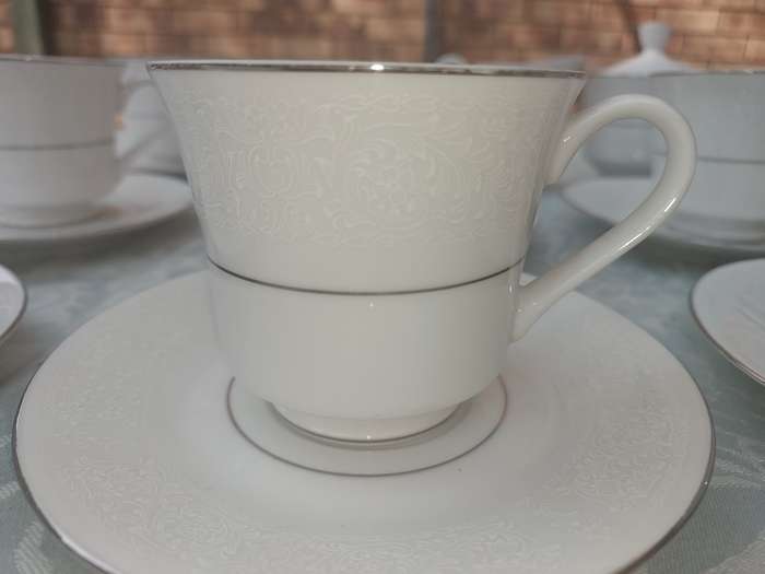 A SILVER LACE FINE CHINA JAPAN  17 PIECE TEASET SOLD AS