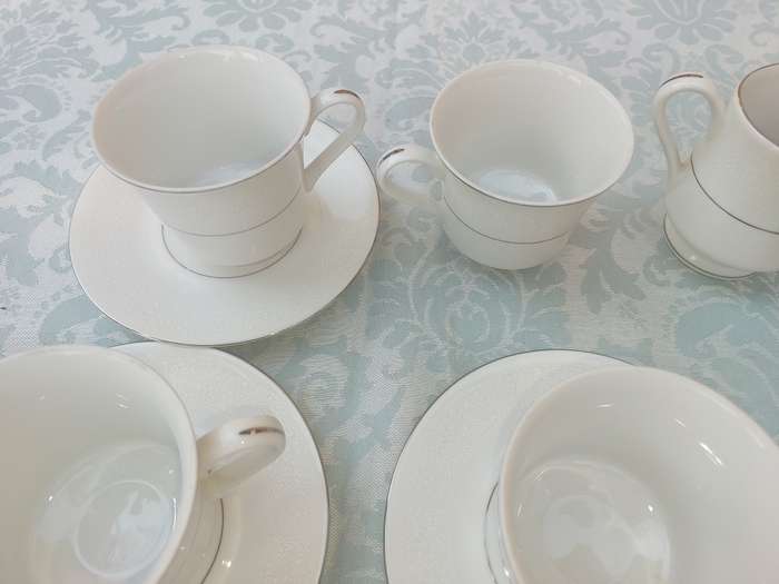 A SILVER LACE FINE CHINA JAPAN  17 PIECE TEASET SOLD AS