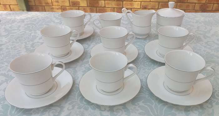 A SILVER LACE FINE CHINA JAPAN  17 PIECE TEASET SOLD AS