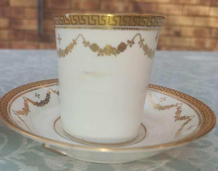 A SET OF 3 VINTAGE THE PARAGON  CHINA MADE IN ENGLAND TEA CUP SET WTH GOLD INLAY SOLD AS IS