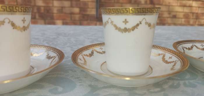 A SET OF 3 VINTAGE THE PARAGON  CHINA MADE IN ENGLAND TEA CUP SET WTH GOLD INLAY SOLD AS IS