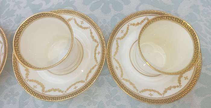 A SET OF 3 VINTAGE THE PARAGON  CHINA MADE IN ENGLAND TEA CUP SET WTH GOLD INLAY SOLD AS IS