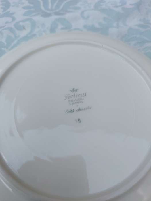 A COLLECTION OF 3 VINTAGE HERTEL JACOBS BAVARIA GERMANY KUNST PLATES SOLD AS IS