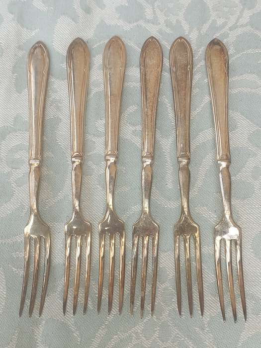 A VINTAGE SET OF 6 YEOMAN EPNS MADE IN ENGLAND DESERT FORKS SOLD AS IS