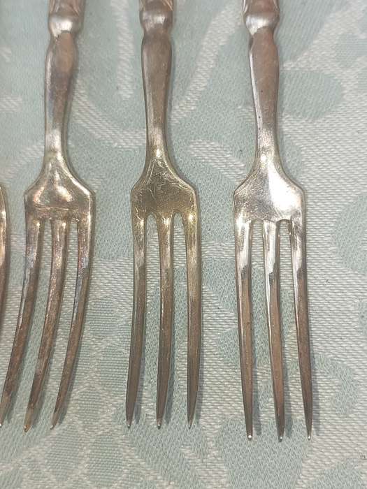 A VINTAGE SET OF 6 YEOMAN EPNS MADE IN ENGLAND DESERT FORKS SOLD AS IS