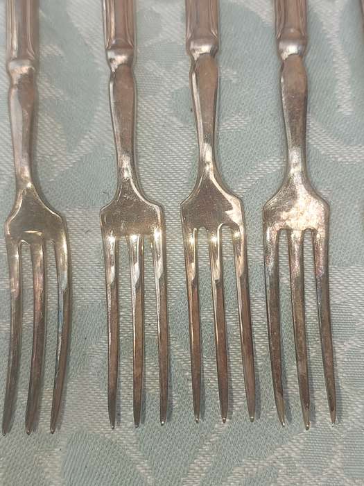 A VINTAGE SET OF 6 YEOMAN EPNS MADE IN ENGLAND DESERT FORKS SOLD AS IS