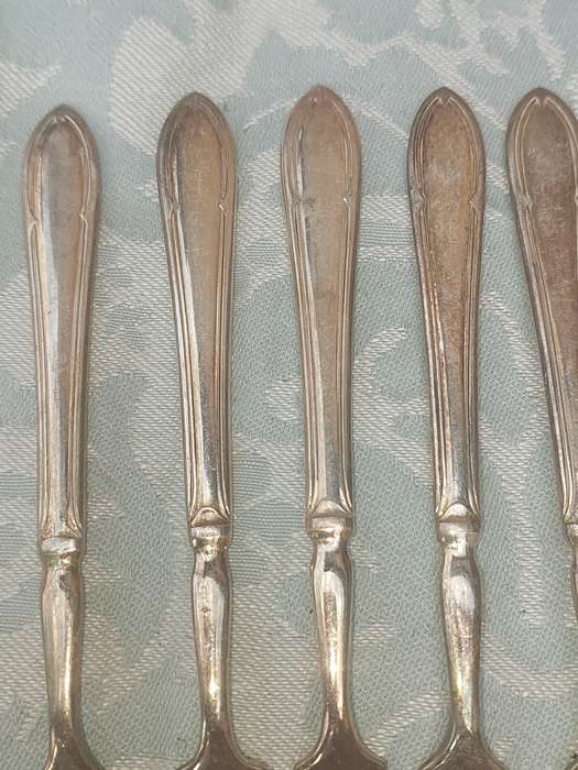 A VINTAGE SET OF 6 YEOMAN EPNS MADE IN ENGLAND DESERT FORKS SOLD AS IS