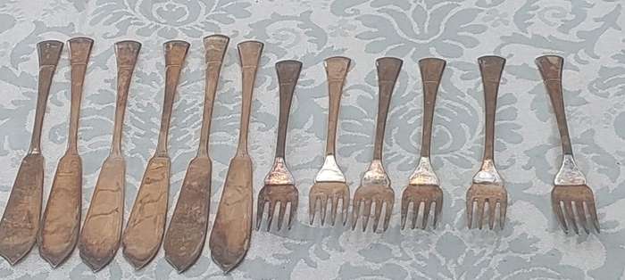 A VINTAGE SET OF 12 FISH KNIVES AND FORKS EPNS MADE IN ENGLAND SOLD AS IS