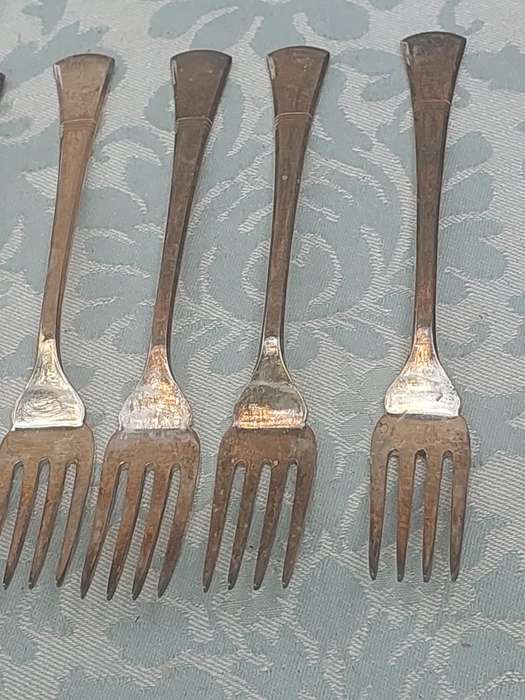 A VINTAGE SET OF 12 FISH KNIVES AND FORKS EPNS MADE IN ENGLAND SOLD AS IS