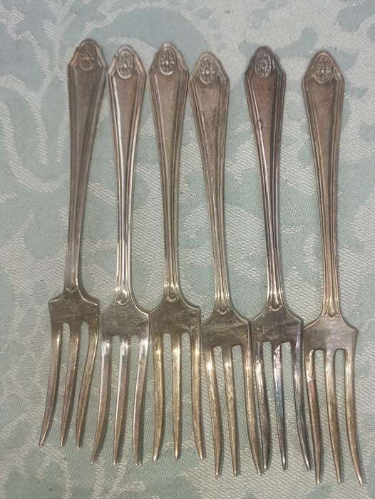 A VINTAGE SET OF 6 DESERT FORKS EPNS MADE IN ENGLAND SOLD AS IS R100