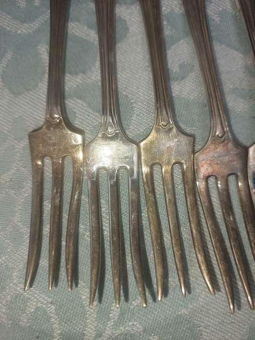 A VINTAGE SET OF 6 DESERT FORKS EPNS MADE IN ENGLAND SOLD AS IS R100