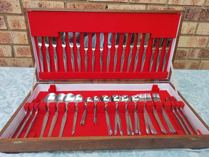 A BEAUTIFULL STAINLESS STEEL 63 PIECE HENKELS CUTLERY SET SOLD AS IS