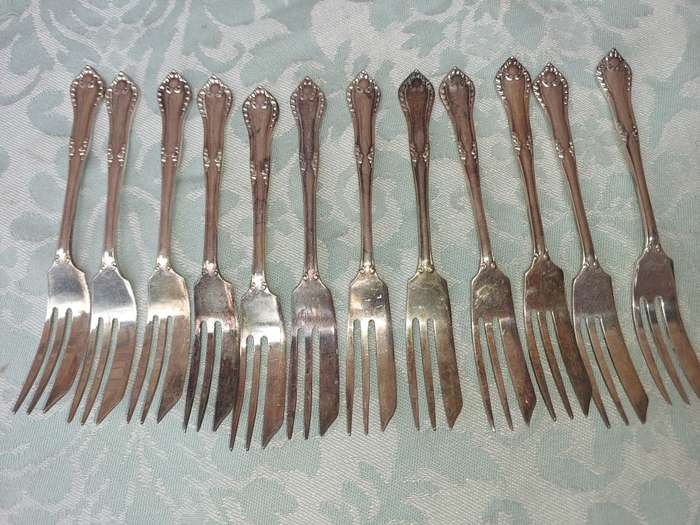 A VINTAGE SET OF 12 EMESS EPNS PLATE DESERT FORKS SOLD AS IS